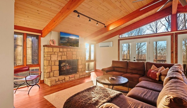 Cabin w Hot Tub, Theater, Game Room, Fire Pit, Bar