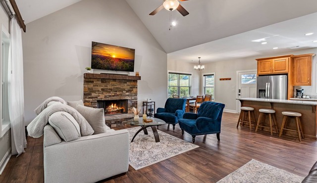 Calm Retreat - Pet Friendly | Hot Tub | Fire Pit in Morganton