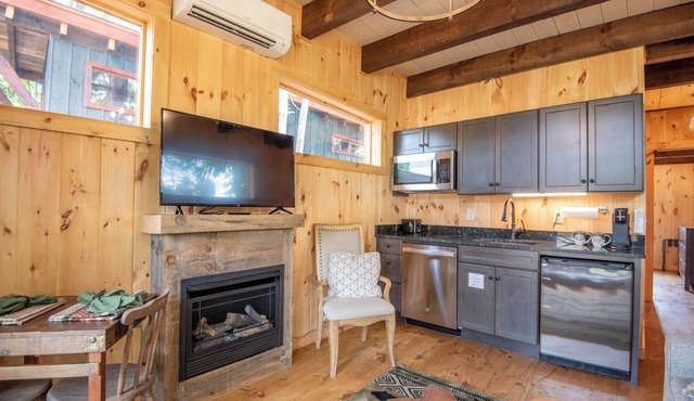Camp 4 Tiny Homes | #5 Mount McKinley | 1 Mi. to Downtown West Jefferson in West Jefferson