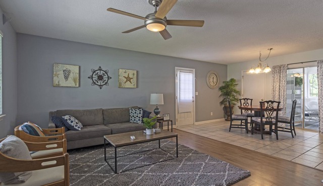 Casa Blue at Myrtle Grove, 10 minutes to Carolina Beach! 4 Beds, 1 Bath Sleeps 6