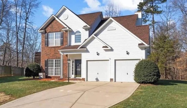 Centrally located quiet home LARGE YARD 3 bedrooms