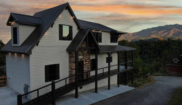 Chalet Village Luxury Cabin! INSANE Views,4 King Beds,Theater,Hot Tub,Game Room!