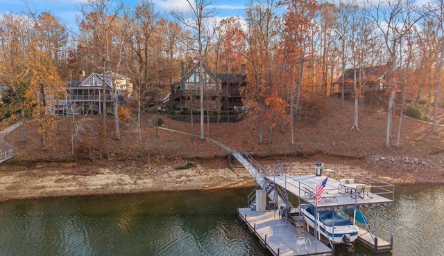 Chapman Cottage -Lakefront, Deep Water Dock-Party Deck, Paddleboard, Grills, Game Room, Pool table, Fireplace
