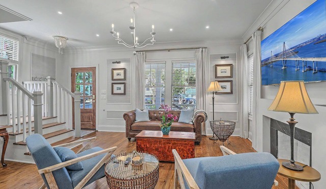 Charleston Charm: Renovated 4BR House with Modern Amenities