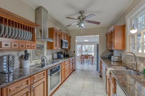Charmed Manor-5 mi to DT, Opry & Airport, Beautiful Antique Estate, Sleeps 12
