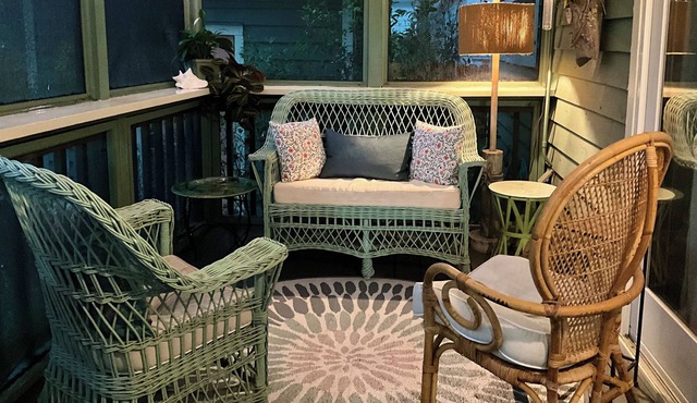 Charming 2/2 Cottage/Golf Cart/Fantastic Location!