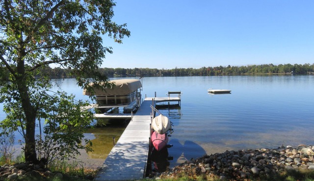 Charming 2-bedroom barn loft with AC on enchanting Ponto Lake near Backus in Backus