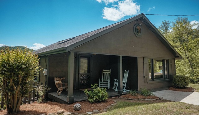 Charming 2-bedroom cabin on 3+ acres < 15 min. to downtown Blowing Rock!