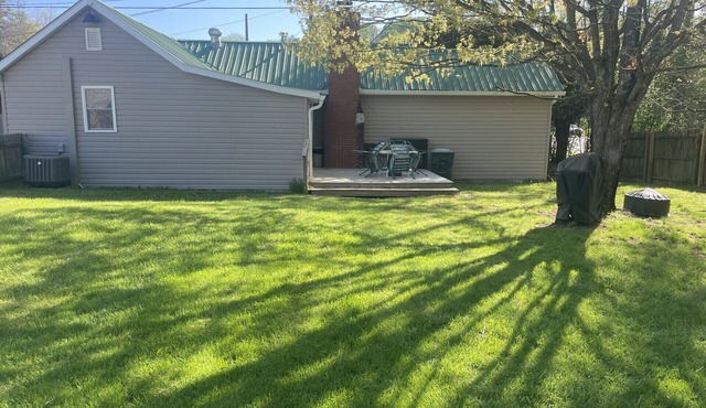 Charming 2-bedroom house in Abingdon with a private backyard, grill and firepit.