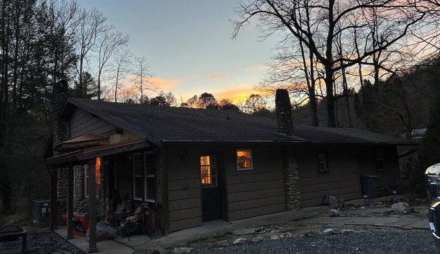 Charming 3-bedroom house in Collettsville mountains with cool AC breeze