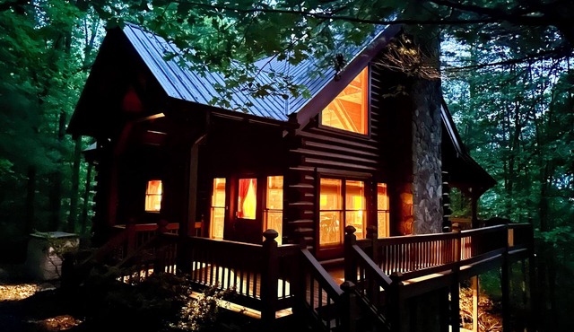 Charming 3-bedroom cabin with WiFi, AC ten mins from downtown Blue Ridge in Morganton