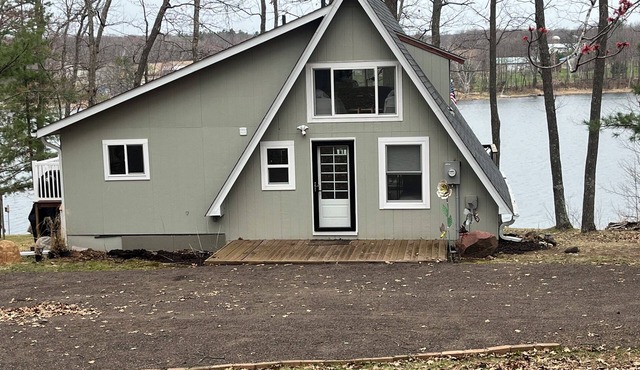 Charming 3-bedroom cabin in enchanting Frederic, WI 1.5 hr from TC with AC WiFi in Frederic