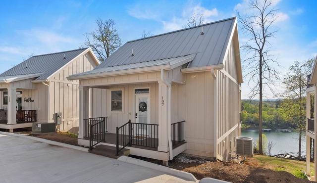 Charming 3-bedroom house with gorgeous lake views, on Norris Lake in Tennessee