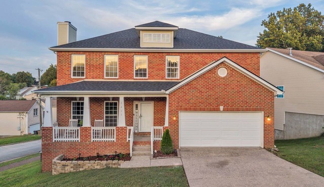 Charming 3 Bedroom Home Near BNA Airport! in Nashville