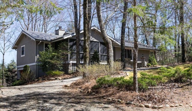 Charming 3-bedroom 3-bath house just 3 minutes from the Greystone Inn.