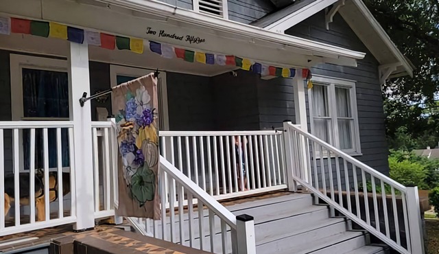 Charming 3 BR House near downtown/VERY Pet Friendly/Great Outdoor Space