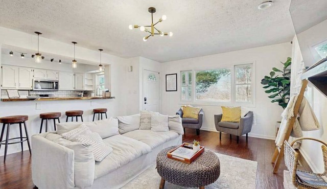 Charming 4BR retreat with Full Kitchen, Wifi and Patio | Pet-friendly