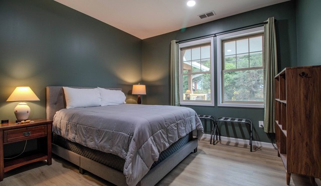 Charming 5-bedroom hostel north of downtown Asheville sleeps 24!