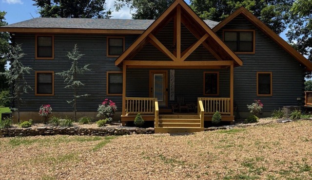 Charming and spacious 7-bedroom cabin with many accomadations on Current River. in Doniphan