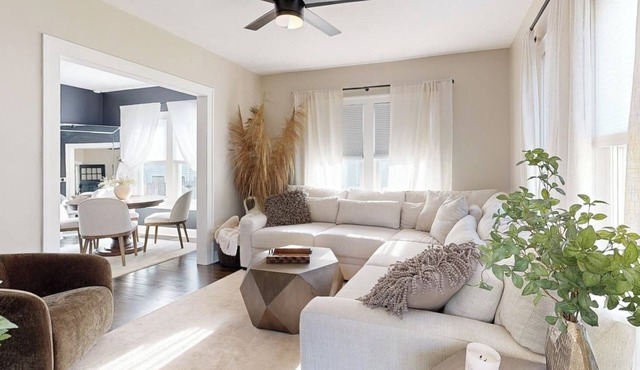 Charming Bungalow, PRIME LOCATION walk to ISU & IWU, Playground Across Street in Normal