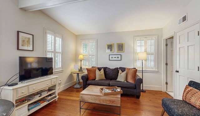 Charming carriage house w/original hardwoods, W/D & antique bed - 1 dog OK