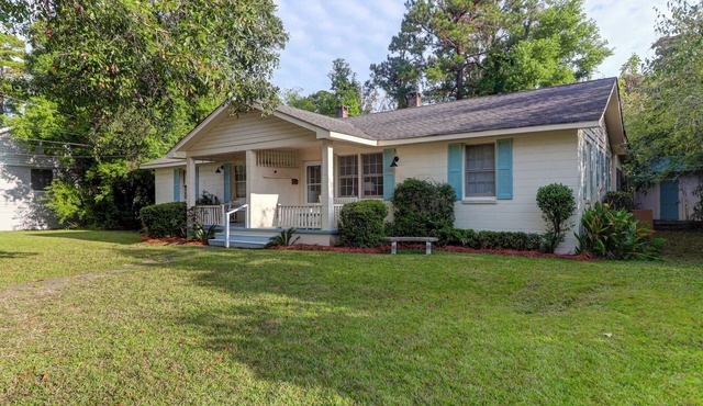 Charming Cottage in Historic Summerville! 2-Bed 2-Bath Walk to shopping/dining!