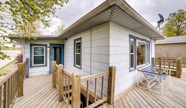 Charming Lakeside Cottage with Large Deck in Columbia City