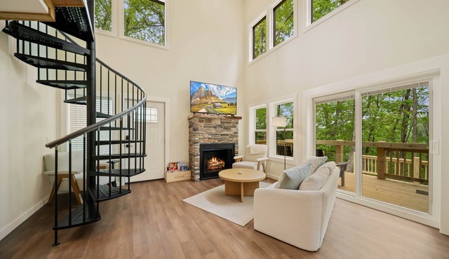 Charming Modern Cabin-Quiet Setting, Walk to Slopes