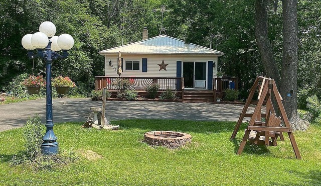 Charming rental within walking distance to public boat launch on Sage Lake! in Hale