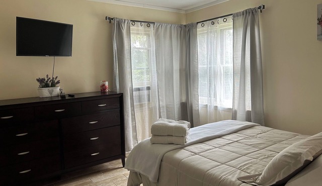 Charming room with WiFi and AC in Norton Shores in Norton Shores