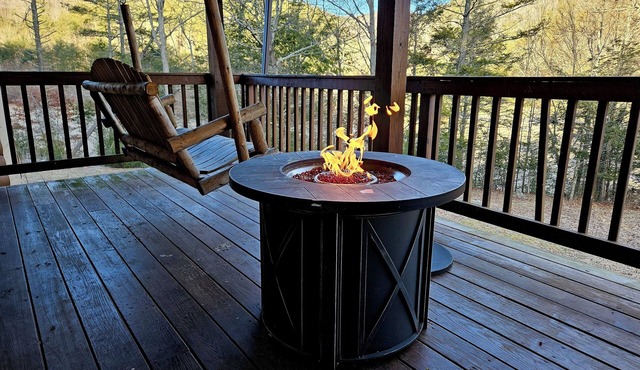 Charming Sparrow Farmhouse on 194 private acres with trails, zip lines, climbing in Head Waters