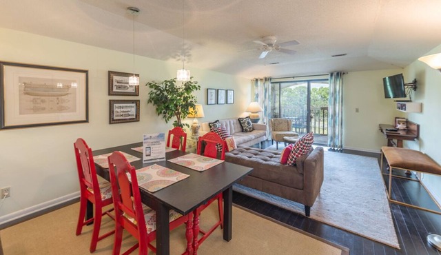 Charming villa with marsh views and wifi; 100 ft to beach
