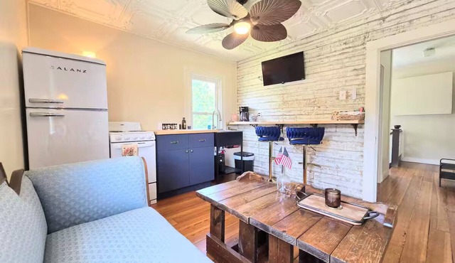 Charming Vintage Inspired 2-bedroom house in the Blue Ridge Mountains