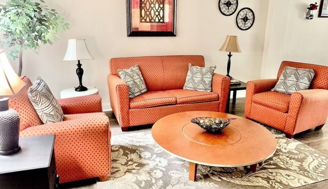 Charming Wesley Heights Townhouse, walk to Panther Stadium, near uptown
