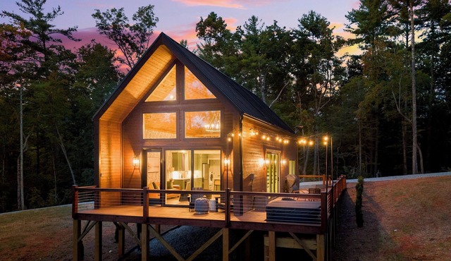 Chestatee Cabin | 37 Acres | Hot Tub | 2 Kings | Pickleball | Mountain Views | <30 minutes to Helen | Book Multiple Cabins for Larger Groups
