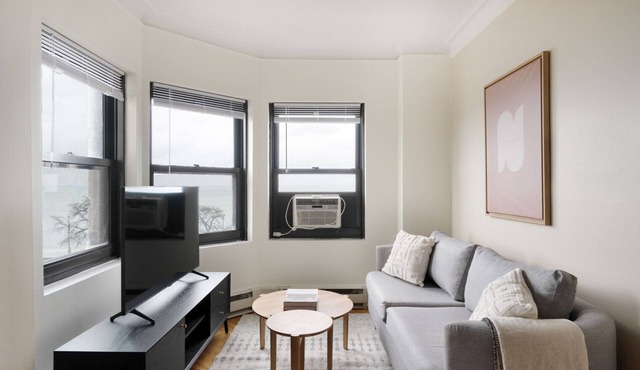 Chic Gold Coast Studio w/Doorman & Gym, 2 blocks to L, by Blueground in Chicago