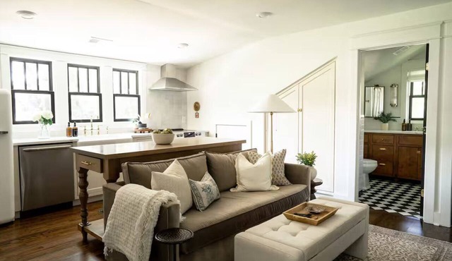 Chic Haven: The Artisanal Carriage House
