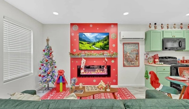 * Christmas-Themed Getaway in Bristol (HOT-TUB) *