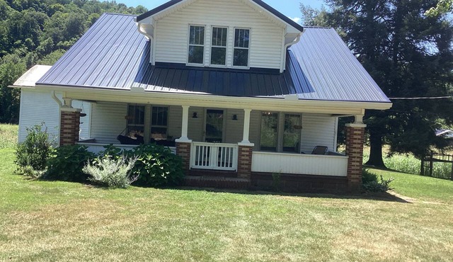 Circle A Farm cozy cottage Spacious 4-bedroom home
