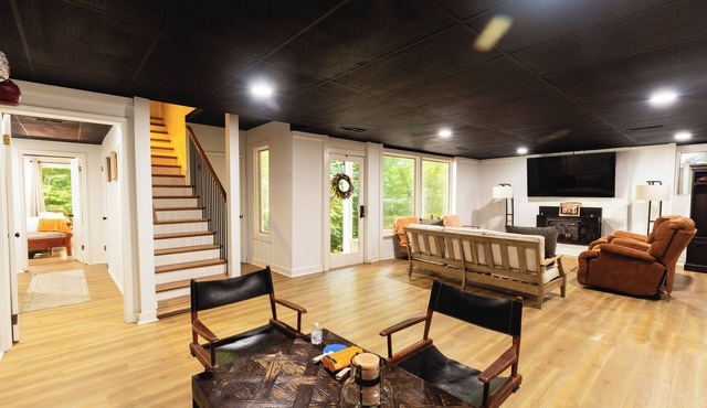 Clemson 3BR Family-Friendly Near Stadium with 75” TV and Indoor Putt Green