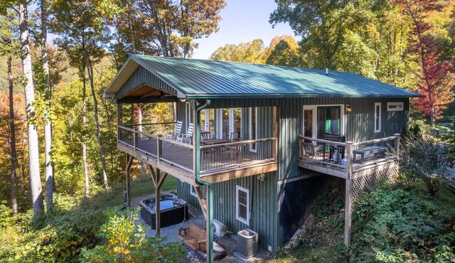 Clingmans View Chalet-Mountain Views - Hot Tub - Fire Pit - 4WD-AWD