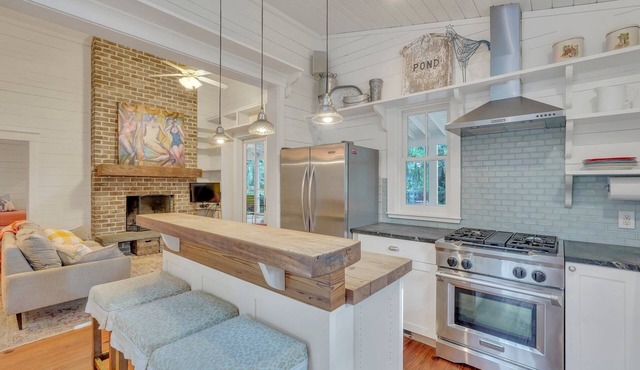 Colorful Family Cottage halfway between Downtown and Tybee! W/playground!