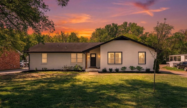 Comfortable Cozy White Brick Stay New by MTSU & DownTown Square Murfreesboro in Murfreesboro