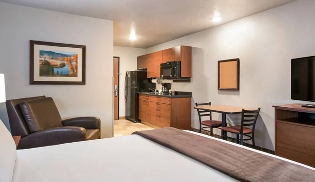 Comfortable Queen Bed Suite w/Recliner & Kitchenette Near Downtown Brookings in Brookings County