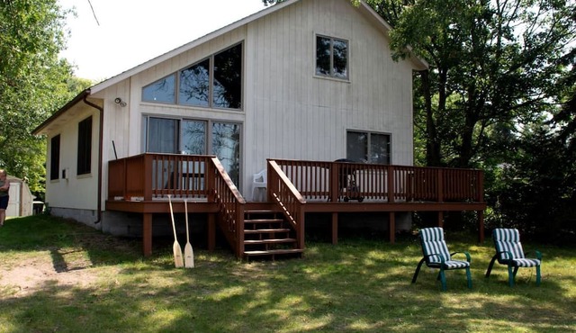 Comfy Sweet Cottage with BBQ Surrounded by Nature in Michigan in Au Gres