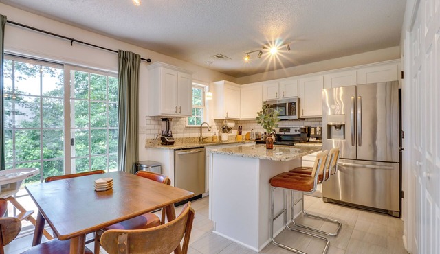 Community Pool/Close to Downtown Greenville