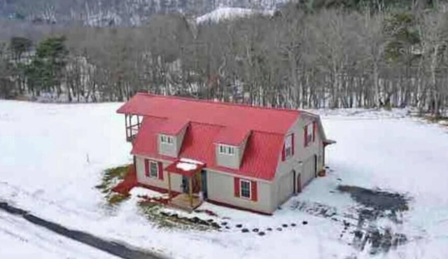 Converted barn with great views, hottub, pool table, shuffleboard & firepit.