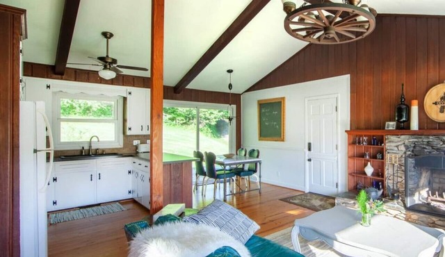 Cottage on 70 Acre Winery, Dog Friendly, Outdoor Soaking Tub for 2 in Mount Airy