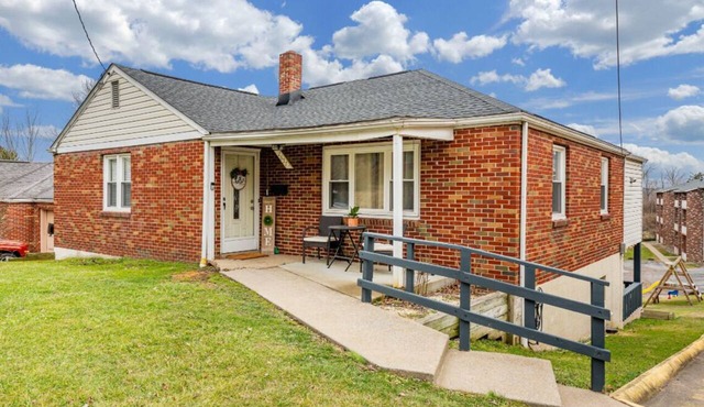 Country Roads Retreat - Walkable to WVU Field