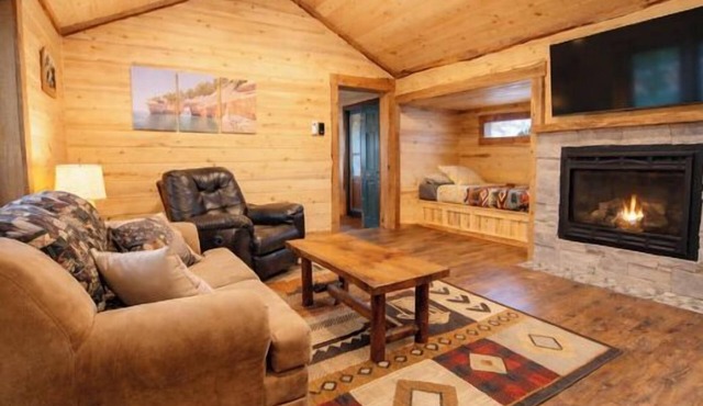 Coziest Cabin at AuTrain Lake with Beach Access in AU TRAIN